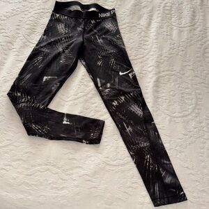 Gently Loved Nike Black and White Graphic Leggings
